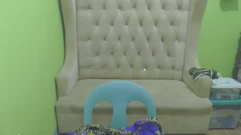Snapshot of urhotmomzoey chatting on 04.22.26 urhotmomzoey online show from 04.22.26