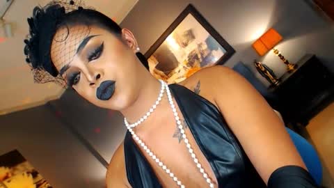 UrMajestyTyra online show from 10.11.25