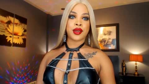 Snapshot of urmajestytyra chatting on 05.14.26 UrMajestyTyra online show from 05.14.26