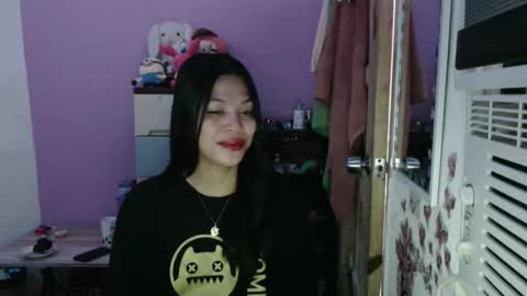 Snapshot of urpreciouspinayxxx chatting on 10.27.25 hi im kim online show from 10.27.25