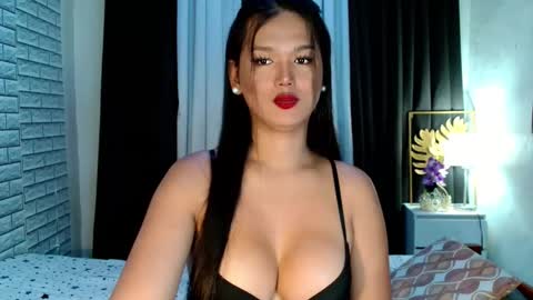 Snapshot of urthai_hotfilipinax chatting on 10.12.25 angel online show from 10.12.25