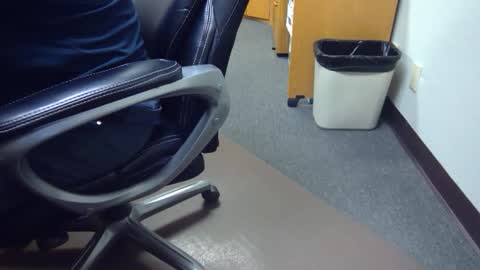 Snapshot of useemie chatting on 10.28.25 useemie online show from 10.28.25