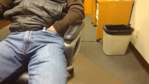 Snapshot of useemie chatting on 11.20.25 useemie online show from 11.20.25