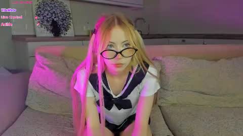 Snapshot of uwu_flower chatting on 07.10.26 Chloe online show from 07.10.26