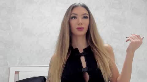 Mia online show from 09.19.25