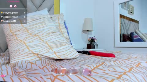 Snapshot of vahiolet_fuentes chatting on 02.15.25 vahioleth online show from 02.15.25