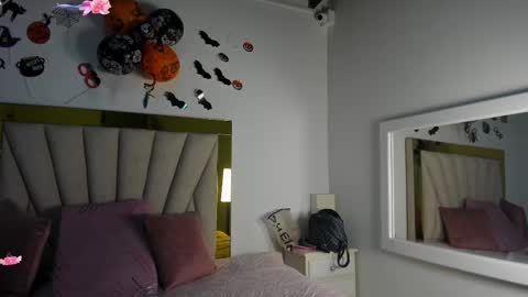 Snapshot of vahiolet_fuentes chatting on 10.31.25 vahioleth online show from 10.31.25