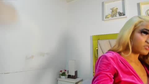 Snapshot of vahiolet_fuentes chatting on 11.05.25 vahioleth online show from 11.05.25