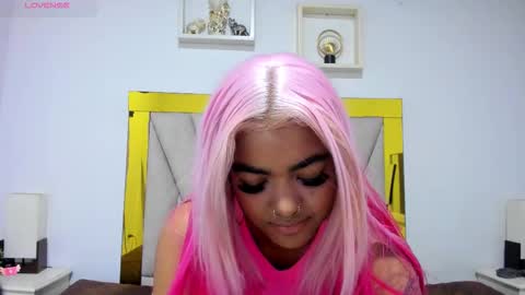 Snapshot of vahiolet_fuentes chatting on 11.26.25 vahioleth online show from 11.26.25