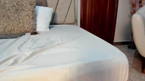 Snapshot of vaialowell chatting on 02.14.26 VaiaLowell online show from 02.14.26