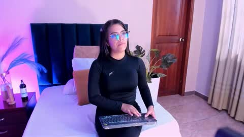 Snapshot of vaialowell chatting on 03.02.26 VaiaLowell online show from 03.02.26