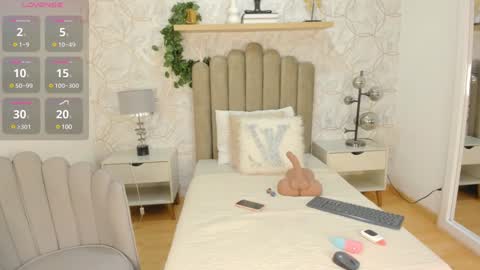 Snapshot of vaiolet__ chatting on 12.10.24 Vaiolet online show from 12.10.24