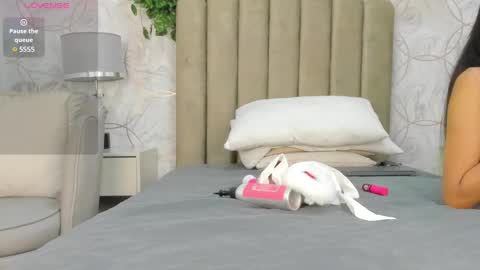 Snapshot of vaiolet__ chatting on 12.22.24 Vaiolet online show from 12.22.24