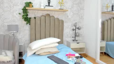 Snapshot of vaiolet__ chatting on 12.30.24 Vaiolet online show from 12.30.24