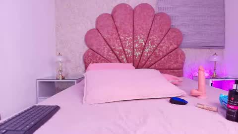Snapshot of vaiolet_colls chatting on 06.19.26 Vaiolet colls online show from 06.19.26