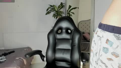 Snapshot of vaiolethsan chatting on 04.22.26 Vaioleth online show from 04.22.26