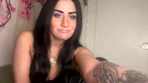 Snapshot of valaya906 chatting on 12.17.25 Valaya Noire online show from 12.17.25