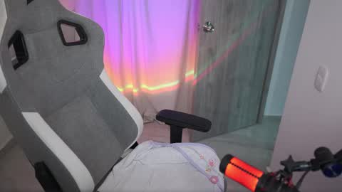 valecute01 online show from 10.02.25