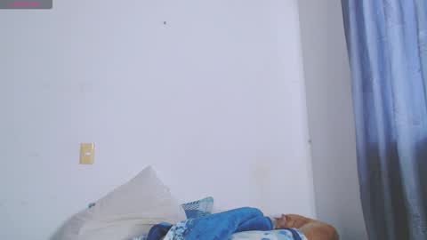 IG-valen mendoza99  twitter valenthompson99 online show from 11.27.25