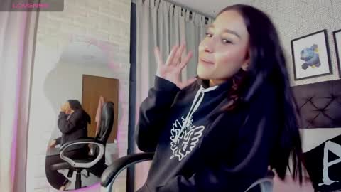Snapshot of valentina__desire chatting on 04.27.26 Valen online show from 04.27.26