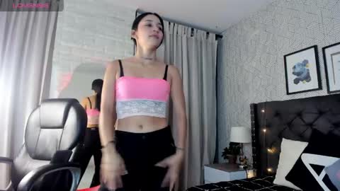 Snapshot of valentina__desire chatting on 04.28.26 Valen online show from 04.28.26