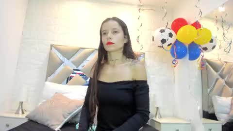 Snapshot of valentinasu_ chatting on 06.18.26 VALENTINA online show from 06.18.26