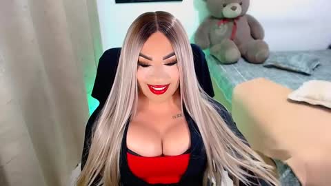 Snapshot of valentinaxqueen chatting on 02.15.25    online show from 02.15.25
