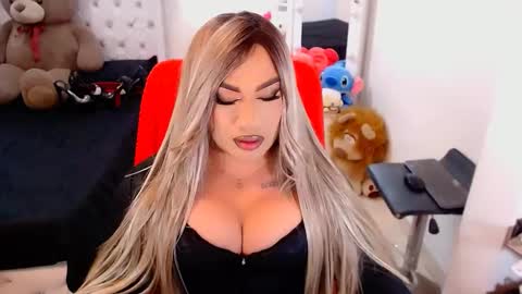 Snapshot of valentinaxqueen chatting on 10.08.25    online show from 10.08.25