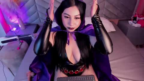 Snapshot of valentine_mia_ chatting on 10.17.25 Mia online show from 10.17.25