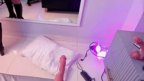 Snapshot of valentine_mia_ chatting on 10.31.25 Mia online show from 10.31.25