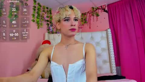 Snapshot of valentinee_xo chatting on 06.27.26 valentinee_xo online show from 06.27.26