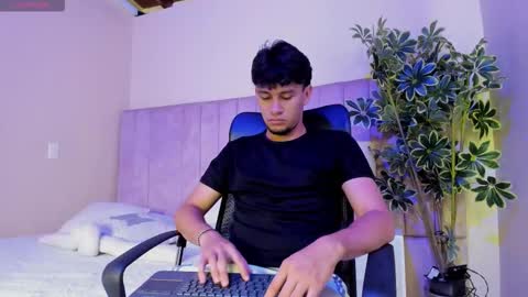 Snapshot of valentino_russo chatting on 02.24.26 VALENTINO online show from 02.24.26