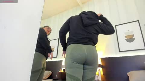 Snapshot of valeriaa_soler chatting on 02.22.25 Valeria online show from 02.22.25