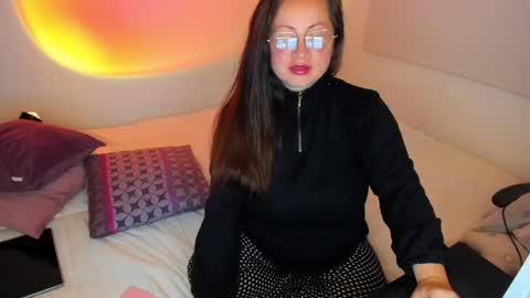 Snapshot of valeryvass_07 chatting on 12.20.24 My name is Valery... Nice to meet you thumb up me please its important online show from 12.20.24