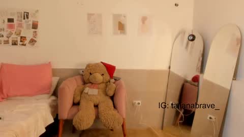 VALIENTE  online show from 10.15.25