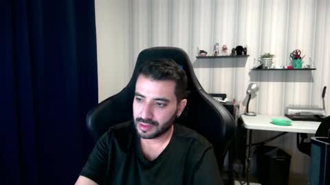 Snapshot of vallartamexi chatting on 10.23.25 Roberto Carlos online show from 10.23.25