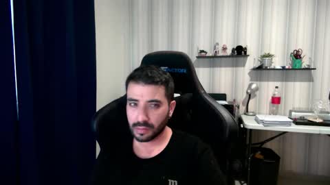 Snapshot of vallartamexi chatting on 10.26.25 Roberto Carlos online show from 10.26.25