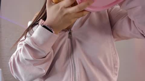 Snapshot of valloletsamar chatting on 01.08.25 Vallolet Peach  online show from 01.08.25