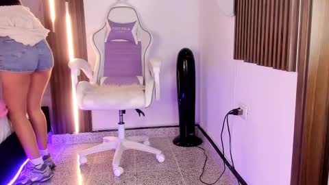 Snapshot of valloletsamar chatting on 10.18.25 Vallolet Peach  online show from 10.18.25