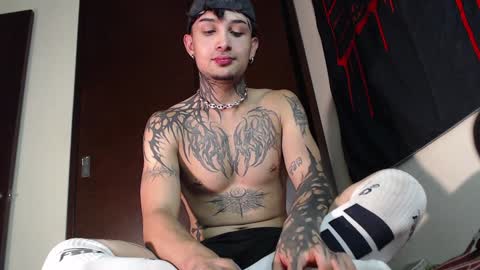 david guzman i model independenthelp me with a thumbs up online show from 01.27.25