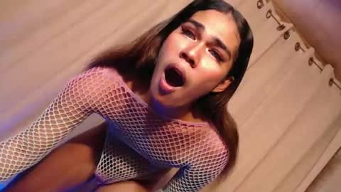 Snapshot of vampy_ebony_laxine chatting on 10.22.25 vampy_ebony_laxine online show from 10.22.25
