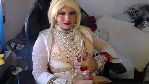 Snapshot of vanesacrossri chatting on 10.16.25 vanesacrossri online show from 10.16.25