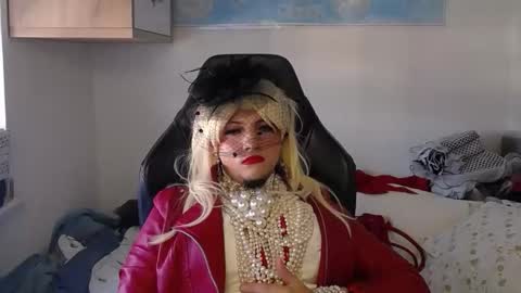 Snapshot of vanesacrossri chatting on 10.19.25 vanesacrossri online show from 10.19.25