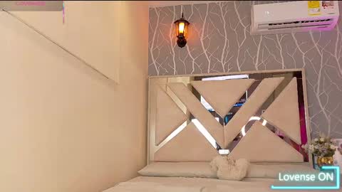 Snapshot of vanessa_guzman1 chatting on 10.28.25 online show from 10.28.25