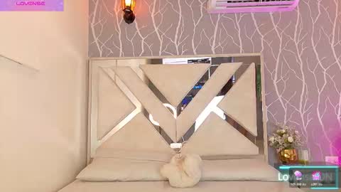 Snapshot of vanessa_guzman1 chatting on 11.19.25 online show from 11.19.25