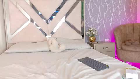 Snapshot of vanessa_guzman1 chatting on 11.20.25 online show from 11.20.25