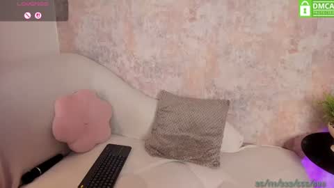 Snapshot of vanessafox__ chatting on 06.19.26 V online show from 06.19.26