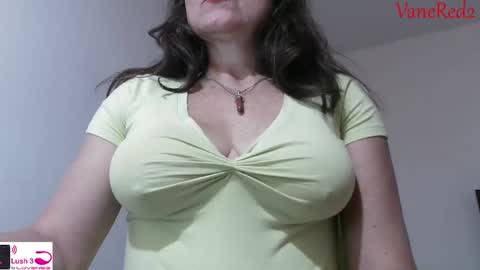 Snapshot of vanessared2 chatting on 02.11.25 Vanesared2 online show from 02.11.25