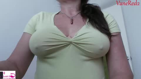 Snapshot of vanessared2 chatting on 02.11.25 Vanesared2 online show from 02.11.25