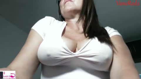 Snapshot of vanessared2 chatting on 10.06.25 Vanesared2 online show from 10.06.25